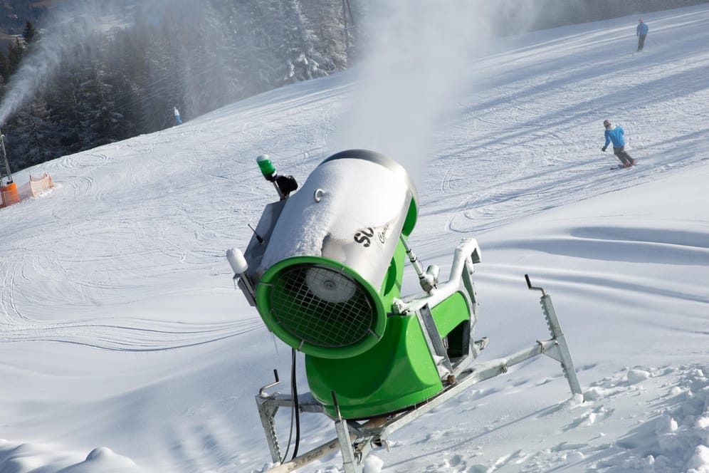 Schneekanonen dienen dazu, den Winter zu verlängern – durch künstlich erzeugten Schnee für die Pisten. Der natürliche Schneefall wird dabei von den Anlagen imitiert.