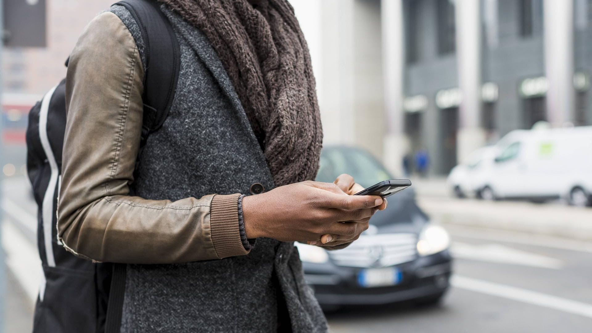 Die Straße überqueren, obwohl man den Blick auf das Smartphone wendet, ist ein sehr verbreitetes Bild.