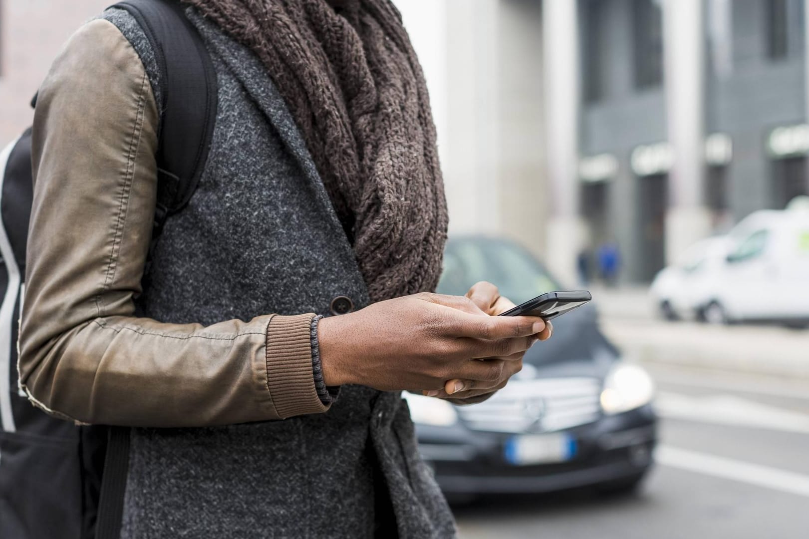 Die Straße überqueren, obwohl man den Blick auf das Smartphone wendet, ist ein sehr verbreitetes Bild.