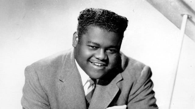 Fats Domino als junger Mann am Klavier (1956).