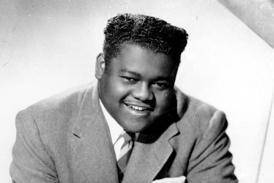 Fats Domino als junger Mann am Klavier (1956).