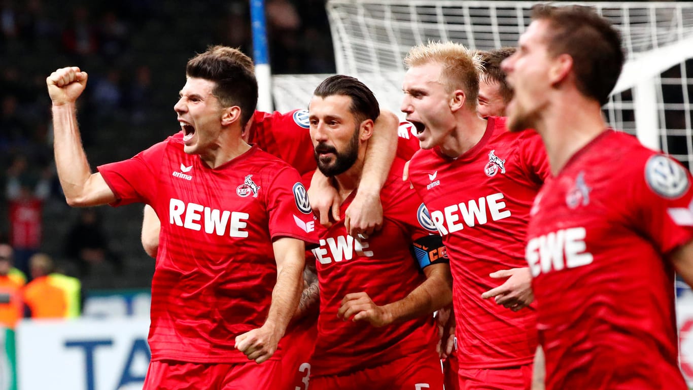 Die Kölner feiern den Treffer zum 2:0 vor der Fankurve.