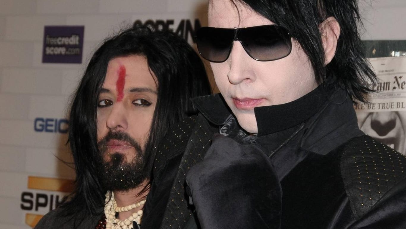 Jeordie White spielte erstmals im Jahr 1994 in der Band von Marilyn Manson.