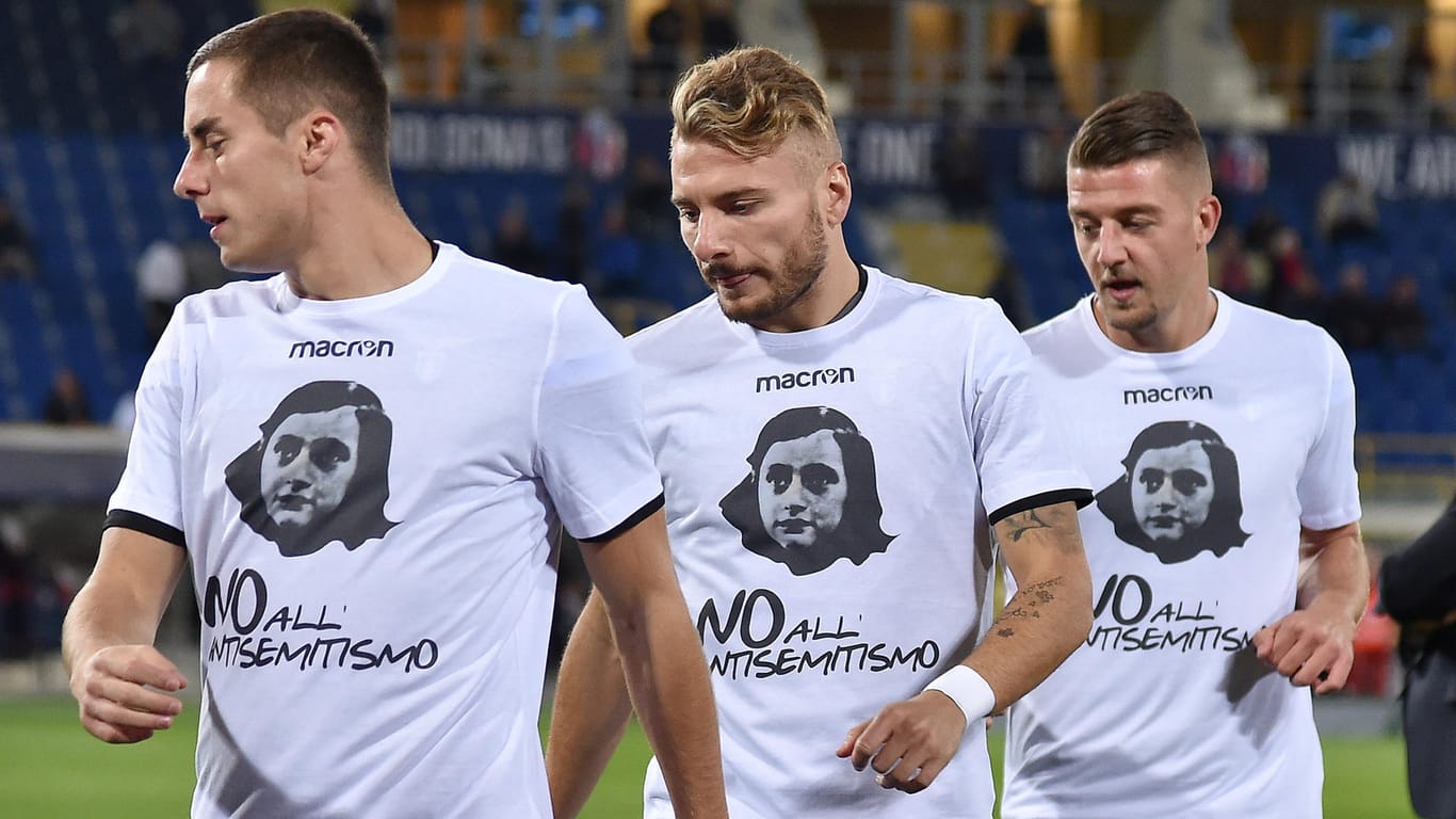 Die Lazio-Spieler, darunter der Ex-Dortmunder Ciro Immobile (M.), setzten mit ihren Shirts beim Aufwärmen ein Zeichen. Die Aufschrift bedeutet übersetzt: Nein zum Antisemitismus.