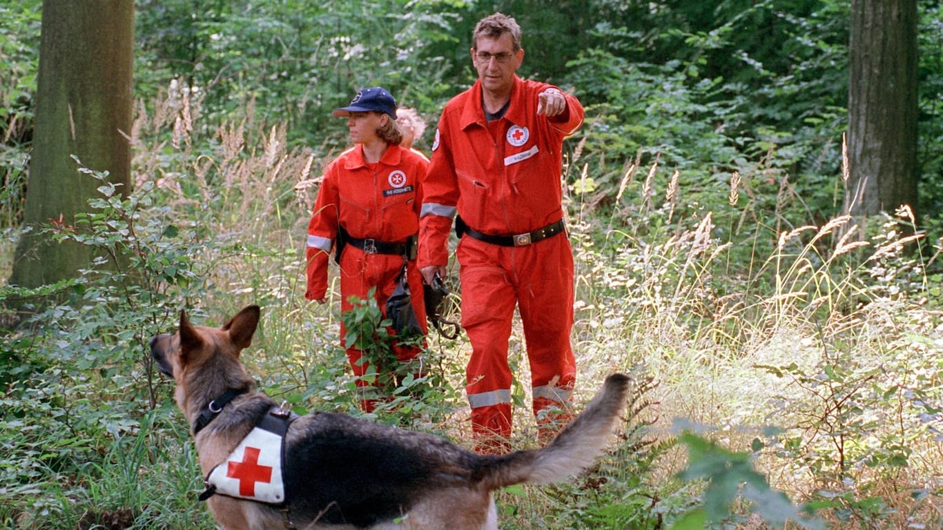 Eine Rettungshundestaffel sucht im September 1999 im Wald bei Ranstadt-Bogenhausen nach der vermissten Johanna.