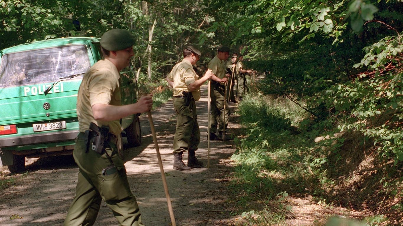September 1999: Polizeibeamte durchsuchen ein Waldstück bei Ranstadt-Bobenhausen nach Johanna.