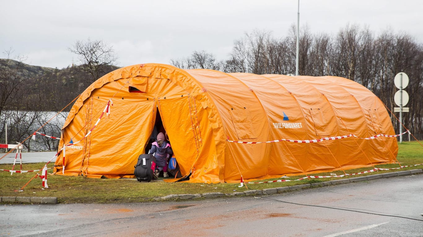 Ein Zelt an der Grenzstation Storskog, das als temporäres Aufnahmezentrum für Flüchtlinge dient.
