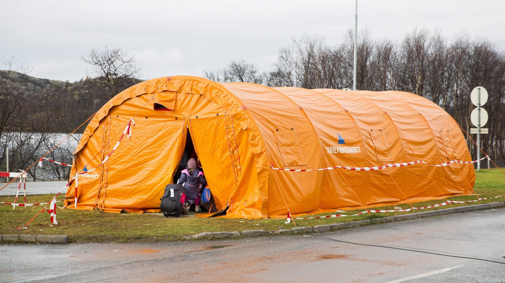 Ein Zelt an der Grenzstation Storskog, das als temporäres Aufnahmezentrum für Flüchtlinge dient. Ein Zelt an der Grenzstation Storskog, das als temporäres Aufnahmezentrum für Flüchtlinge dient.