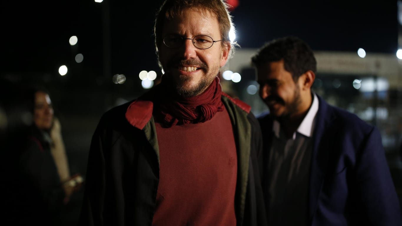 Menschenrechtler Peter Steudtner lächelt nach seiner Freilassung aus dem Silivri-Gefängnis.