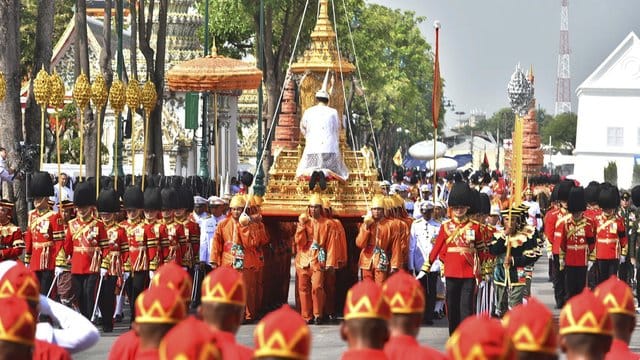 Trauerzug für Thailands verstorbenen König Bhumibol: Der zwei Kilometer lange Weg der Prozession wird von mehr als 100 000 Menschen gesäumt. Trauerzug für Thailands verstorbenen König Bhumibol: Der zwei Kilometer lange Weg der Prozession wird von mehr als 100 000 Menschen gesäumt.