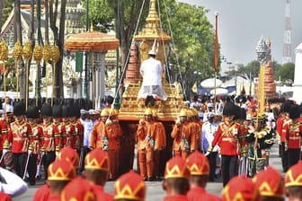 Trauerzug für Thailands verstorbenen König Bhumibol: Der zwei Kilometer lange Weg der Prozession wird von mehr als 100 000 Menschen gesäumt.