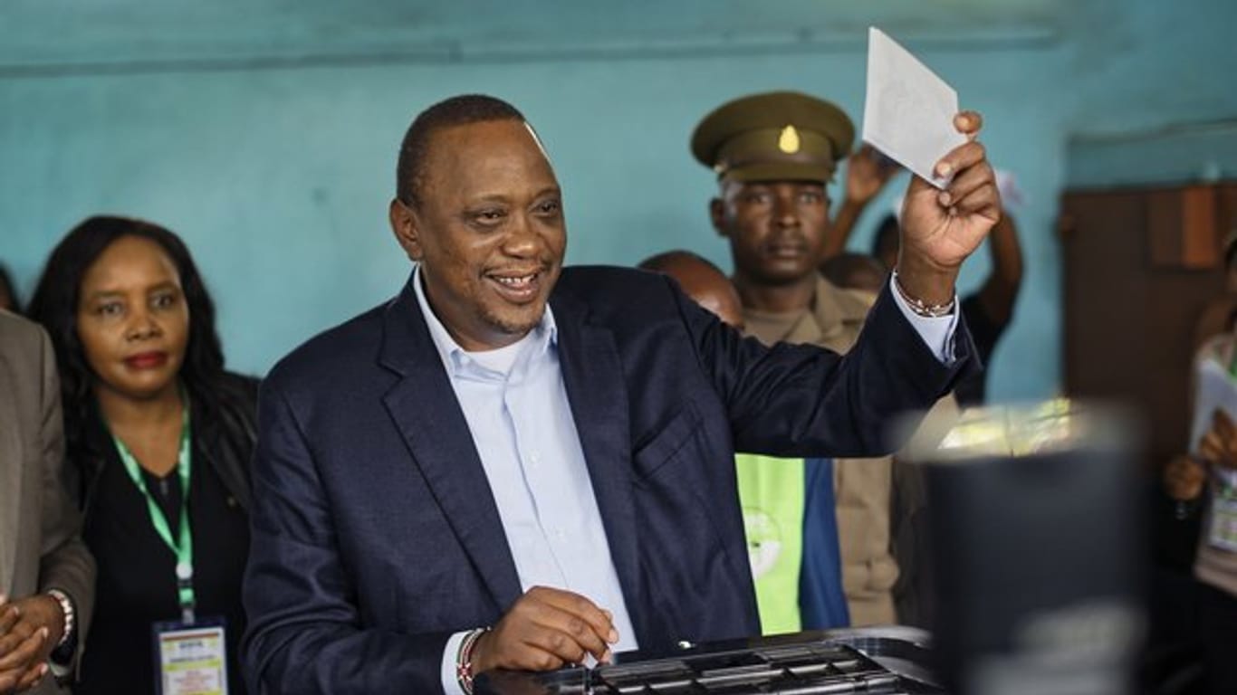 Kenias Präsident Uhuru Kenyattas gibt in seiner Heimatstadt Gatundu seine Stimme ab.