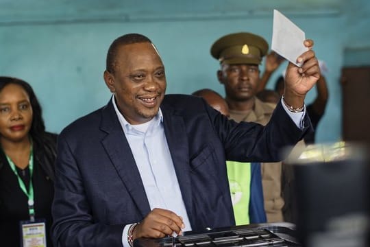 Kenias Präsident Uhuru Kenyattas gibt in seiner Heimatstadt Gatundu seine Stimme ab.