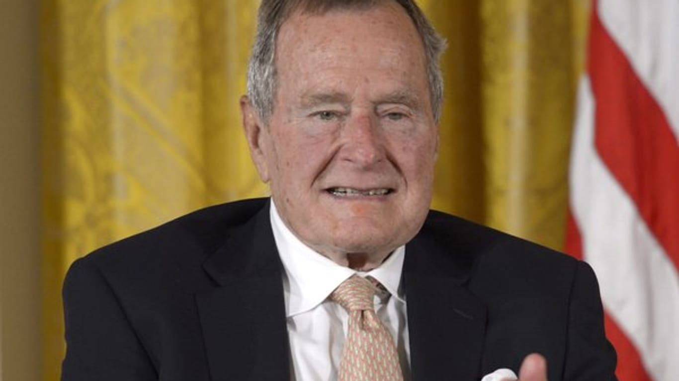 Weil George Bush Sen. im Rollstuhl sitzt, falle seine Hand auf "die niedrigere Taille" von Menschen, mit denen er sich fotografieren lässt.