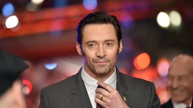 Hugh Jackman holt sich seinen Preis persönlich ab.