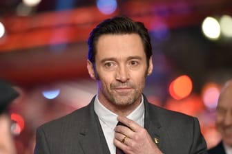 Hugh Jackman holt sich seinen Preis persönlich ab.