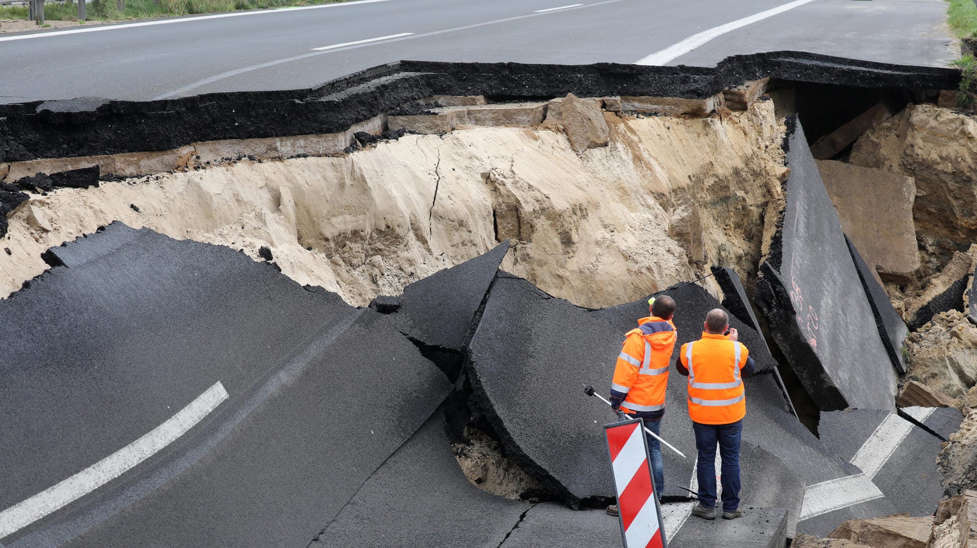 Der Grund für die Probleme ist nach früheren Angaben von Verkehrsminister Christian Pegel (SPD), dass die Autobahn über einer sogenannten Torflinse verläuft.