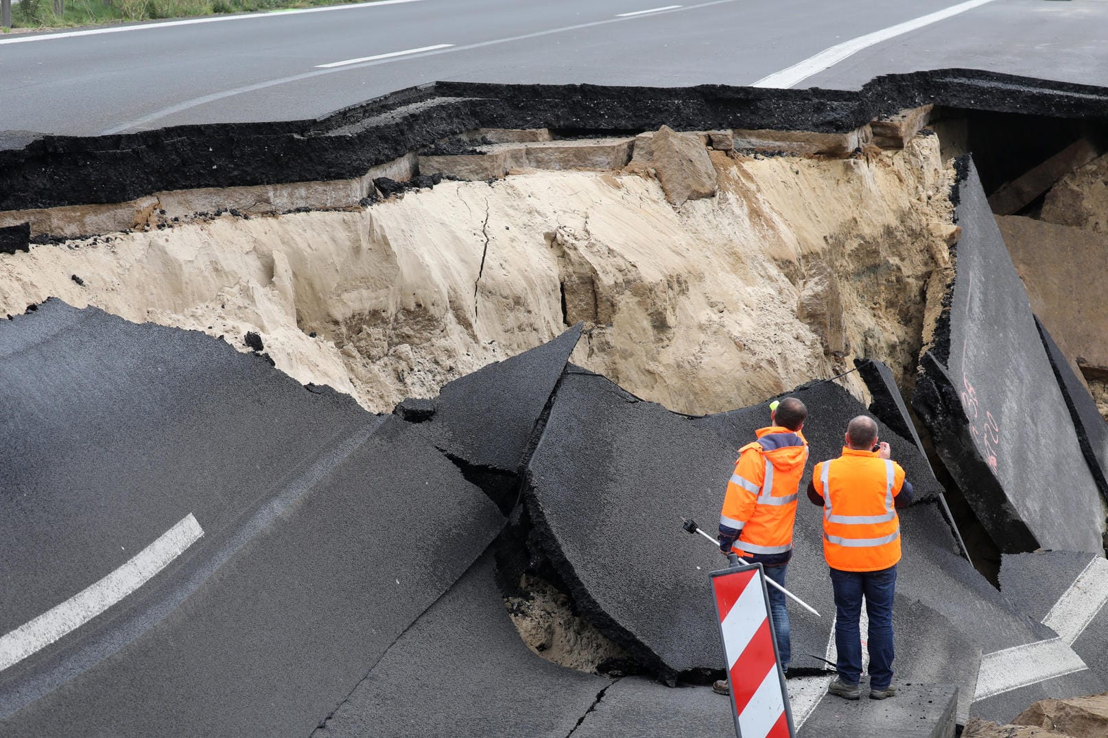 Der Grund für die Probleme ist nach früheren Angaben von Verkehrsminister Christian Pegel (SPD), dass die Autobahn über einer sogenannten Torflinse verläuft.