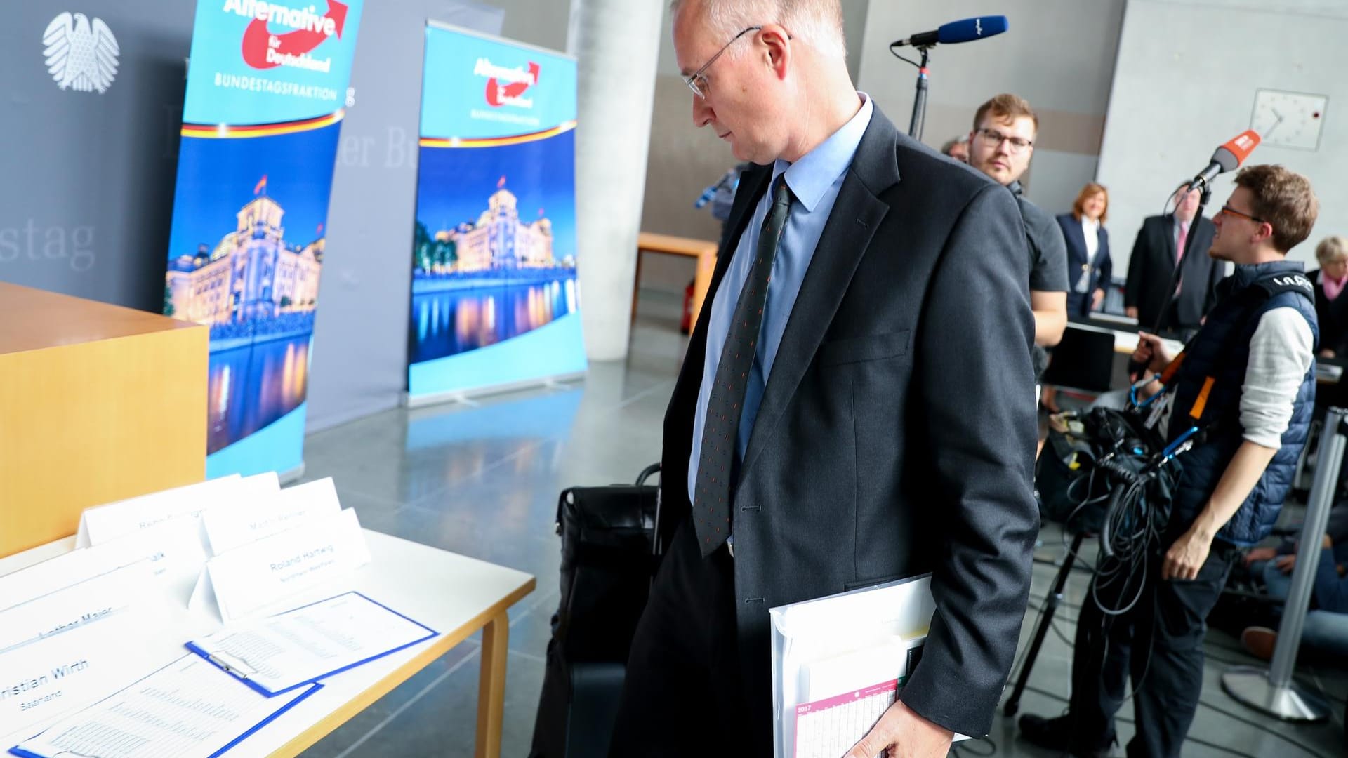 König sucht im Marie-Elisabeth-Lüders-Haus kurz vor dem Beginn der ersten Sitzung der AfD-Bundestagsfraktion sein Namensschild.