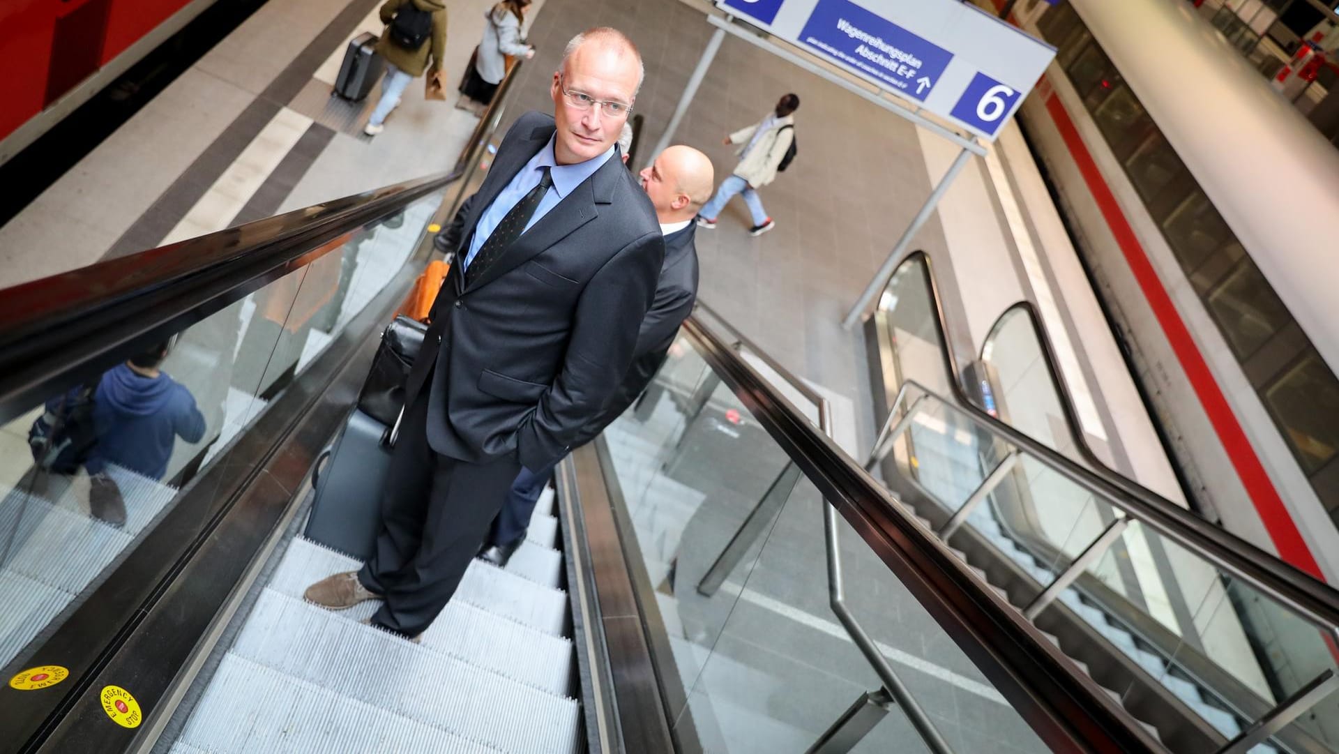 König nach seiner Ankunft auf der Rolltreppe im Hauptbahnhof in Berlin.