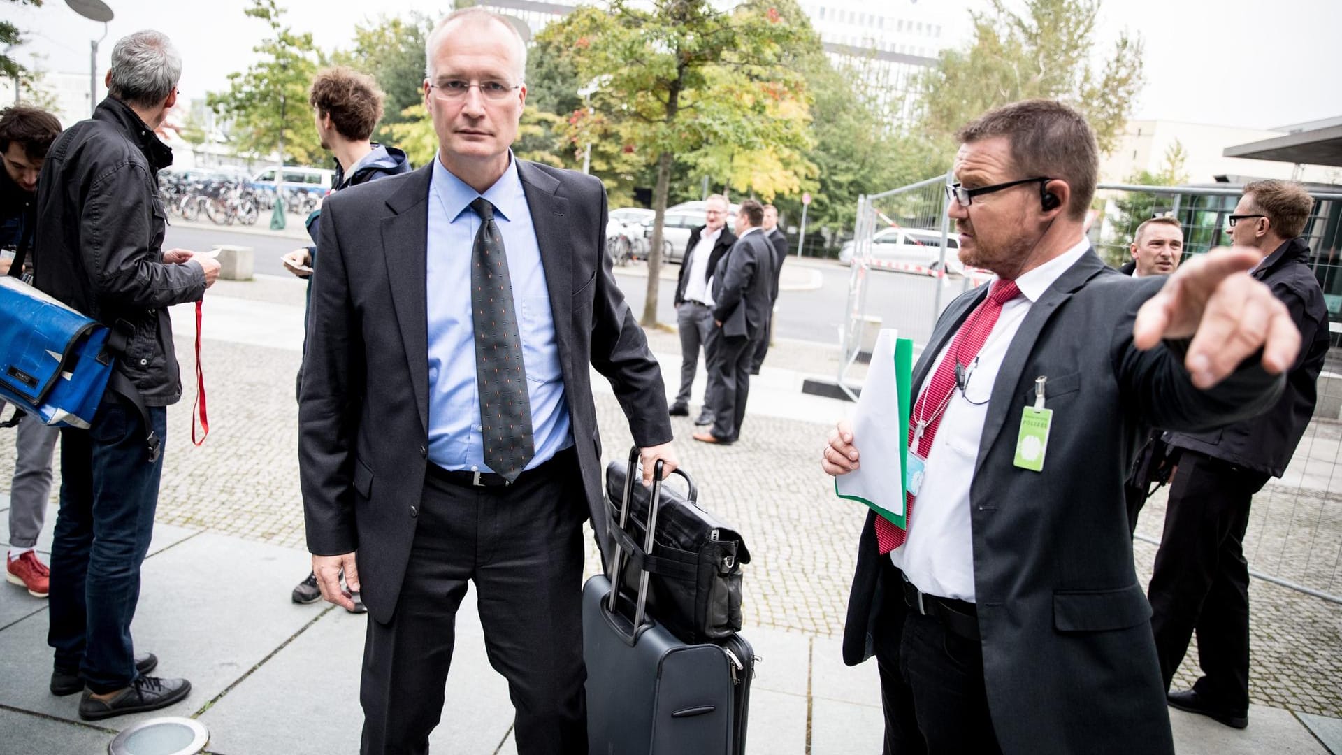 Der AfD-Bundestagsabgeordnete kommt im Regierungsviertel Marie-Elisabeth-Lüders-Haus an.