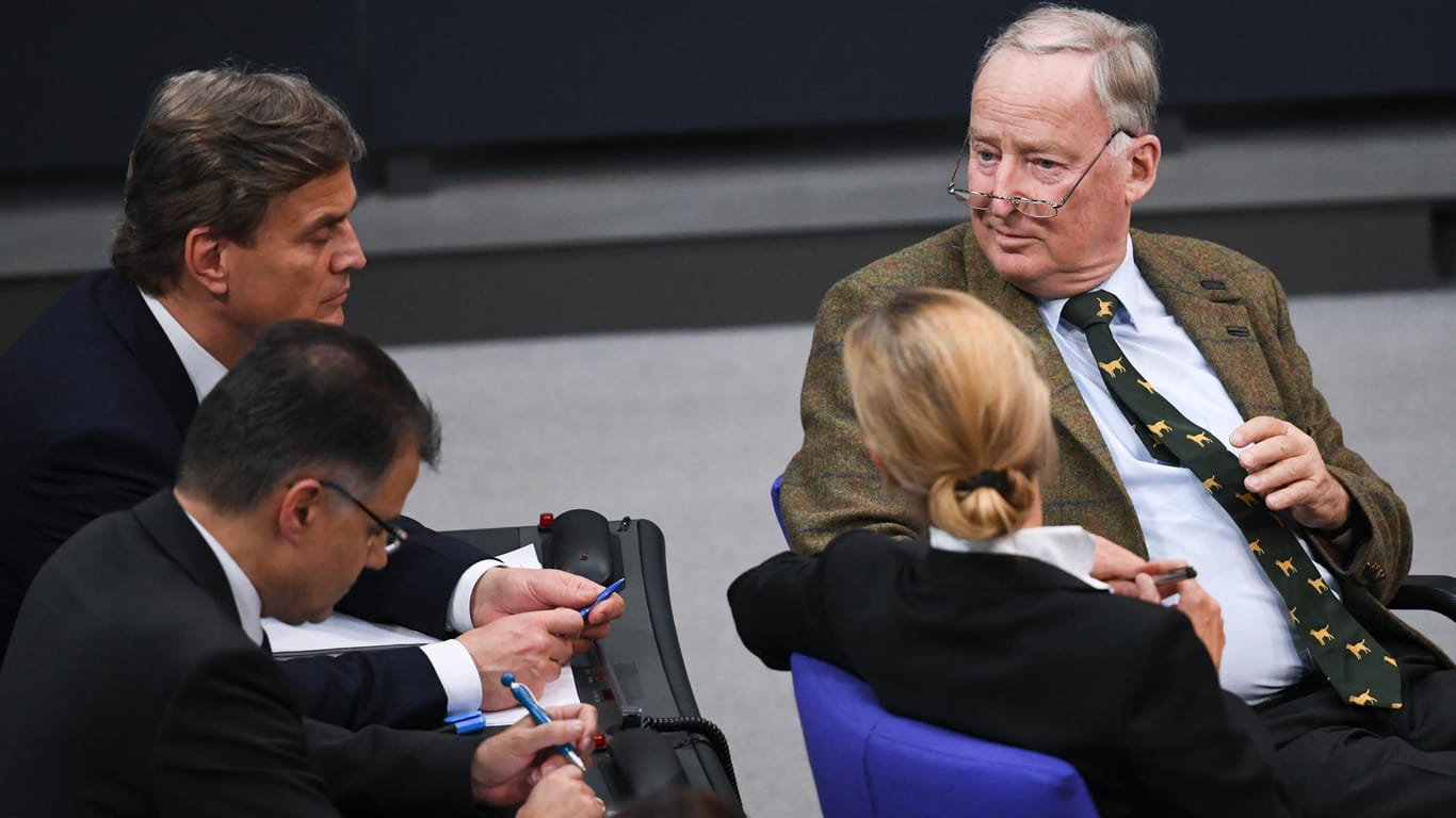 Die AfD-Abgeordneten Alexander Gauland (r, oben), Alice Weidel und Bernd Baumann unterhalten sich bei der konstituierenden Sitzung des 19. Deutschen Bundestages.