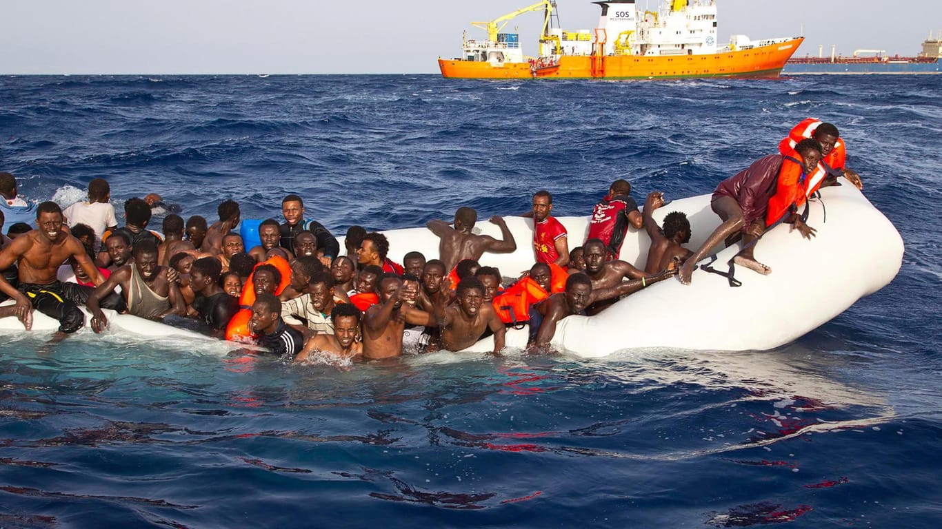 Flüchtlinge auf dem Mittelmeer in einem sinkenden Schlauchboot