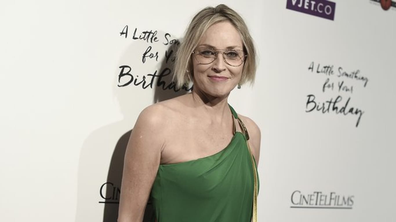 Die amerikanische Schauspielerin Sharon Stone spielt gern die Rolle einer straken, sexy Frau.