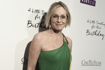 Die amerikanische Schauspielerin Sharon Stone spielt gern die Rolle einer straken, sexy Frau.