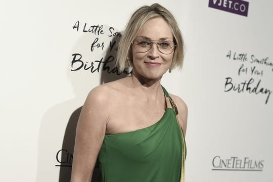 Die amerikanische Schauspielerin Sharon Stone spielt gern die Rolle einer straken, sexy Frau.