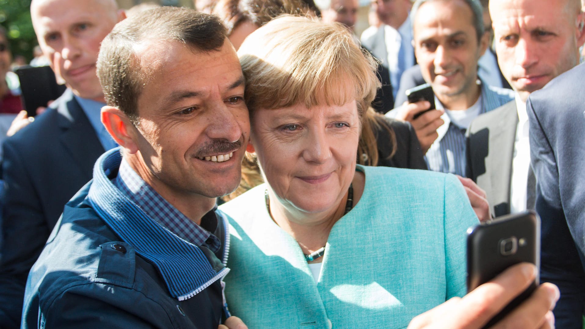 Selfies von Merkel mit Flüchtlingen wurden zum Symbol - dabei hat sie ihre Flüchtlingspolitik geändert.