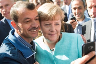 Selfies von Merkel mit Flüchtlingen wurden zum Symbol - dabei hat sie ihre Flüchtlingspolitik geändert.