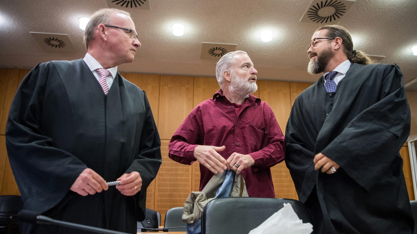 V.l.n.r.: Rechtsanwalt H. Linke, der Angeklagte Schweizer Daniel M. und der Anwalt R. Kain vor Verhandlungsbeginn zu Gericht