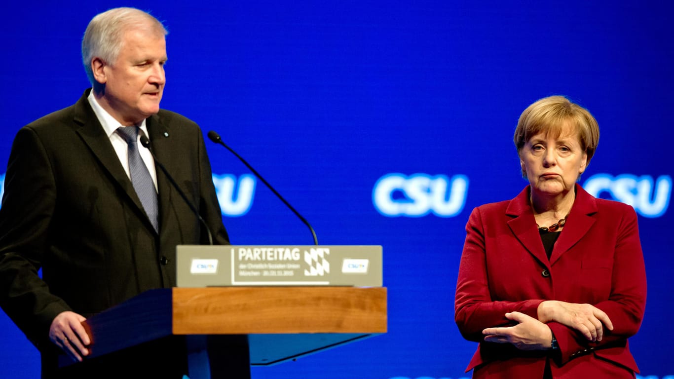 Seehofer und Merkel auf dem CSU-Parteitag 2015: Die Rede wurde als Demütigung der Kanzlerin verstanden.