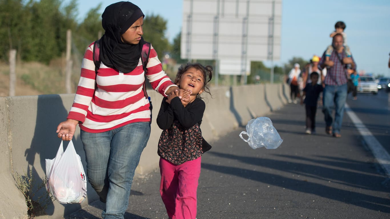 Mit dem Flüchtlingsmarsch auf der Autobahn in Ungarn begann die kurze Zeit von "Merkels Flüchtlingspolitik".