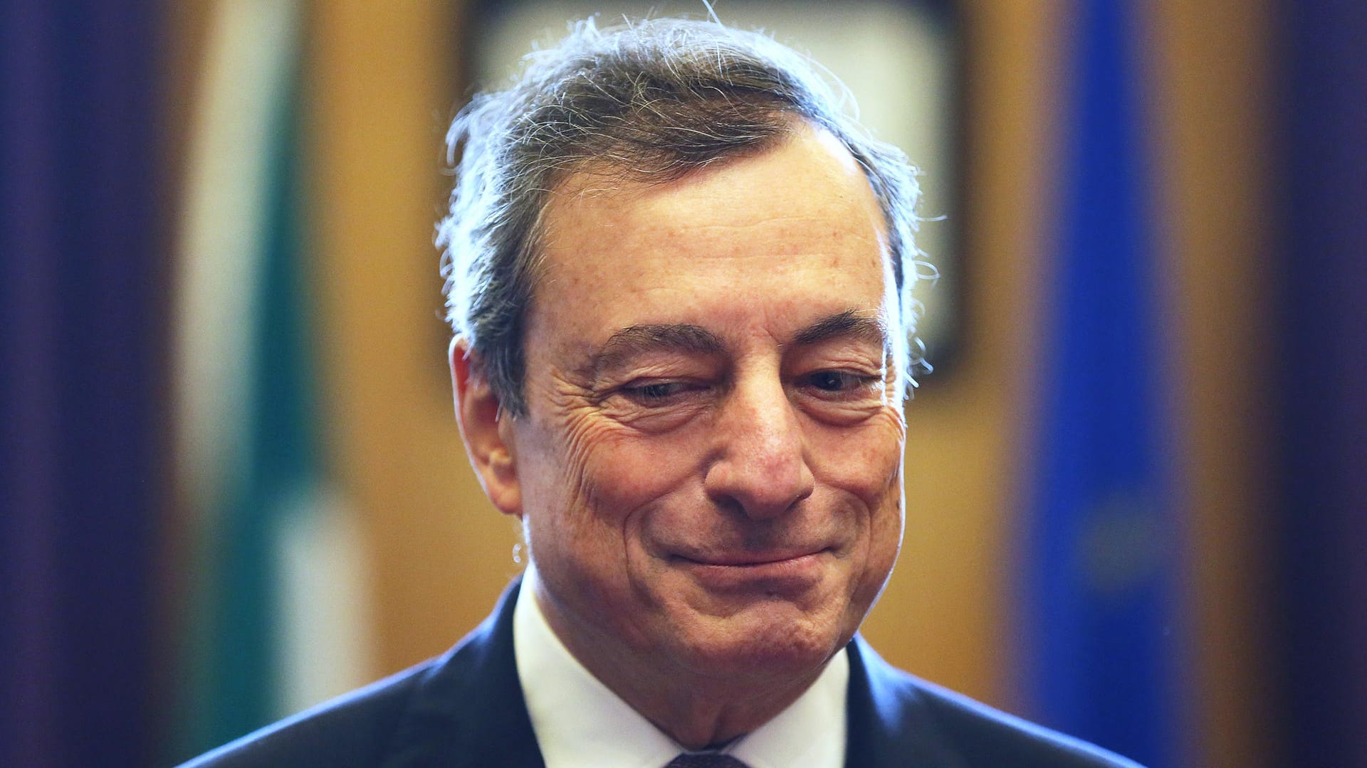 Der Präsident der Europäischen Zentralbank, Mario Draghi (l), hat einen Kursschwenk bei den Anleihenkäufen verkündet.