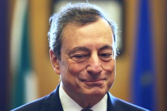 Der Präsident der Europäischen Zentralbank, Mario Draghi (l), hat einen Kursschwenk bei den Anleihenkäufen verkündet.