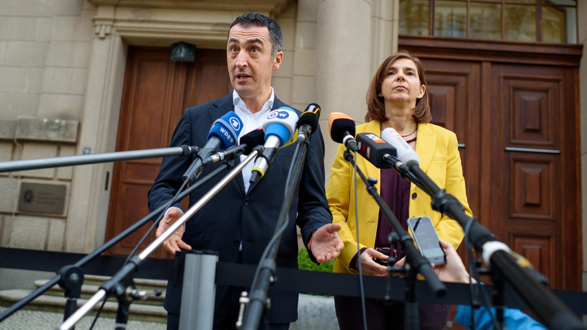 Der Bundesvorsitzende von Bündnis 90/Die Grünen, Cem Özdemir, und die Fraktionsvorsitzende der Bundestagsfraktion von Bündnis 90/die Grünen, Katrin Göring-Eckardt, sprechen über ein "Gewitter".