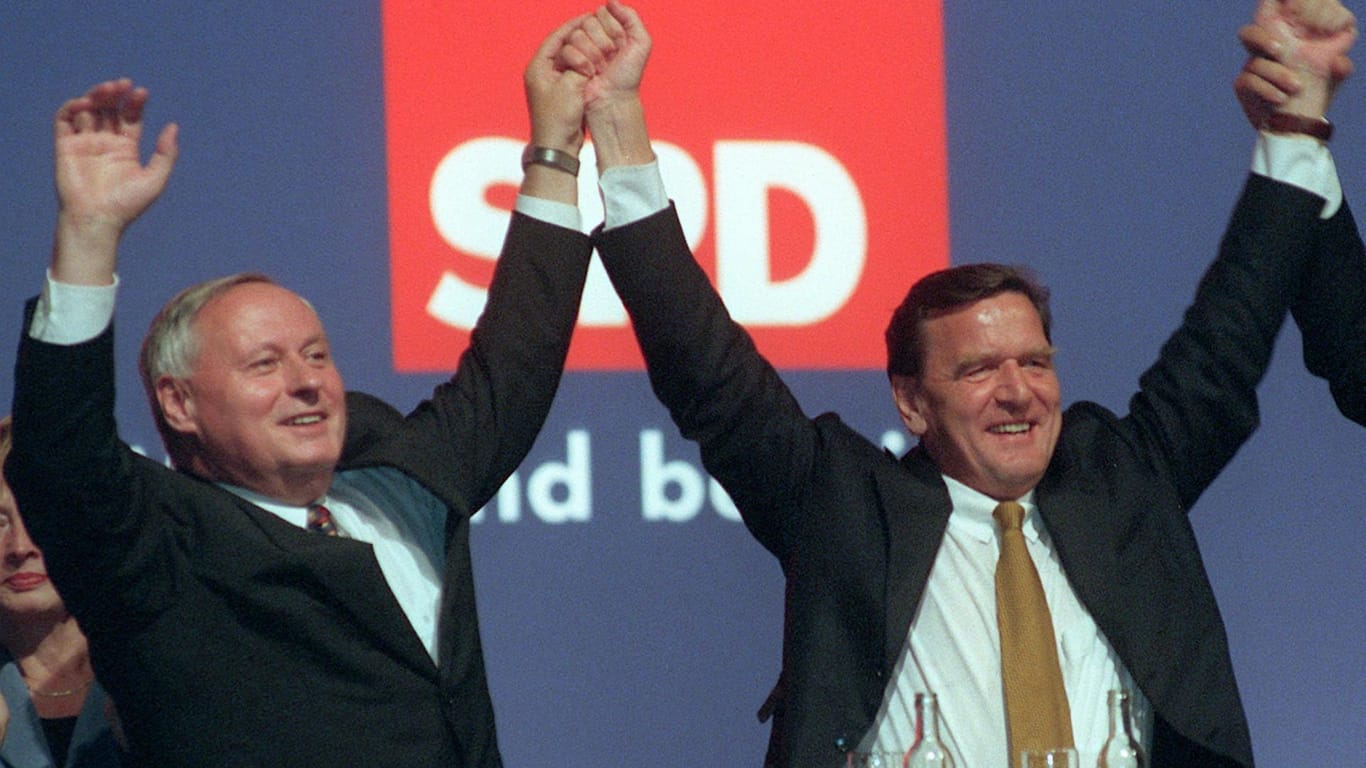 1998 ließ Oskar Lafontaine seinem Parteifreund Gerhard Schröder den Vortritt als Kanzlerkandidat der Sozialdemokraten. Nach der gewonnenen Wahl fühlte sich Lafontaine von Schröder getäuscht und trat von seinem Amt als Bundesfinanzminister zurück.