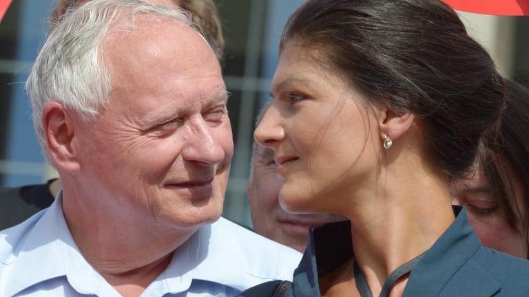 Oskar Lafontaine, heute Fraktionsvorsitzender der Linkspartei im Saarland, ist mit der linken Spitzenpolitikerin Sarah Wagenknecht verheiratet.