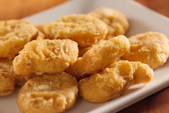 Die Zeitschrift "Öko-Test" hat Chicken Nuggets getestet – mit einem Ergebnis, das den Appetit auf die Hähnchenstücke nicht unbedingt erhöht.