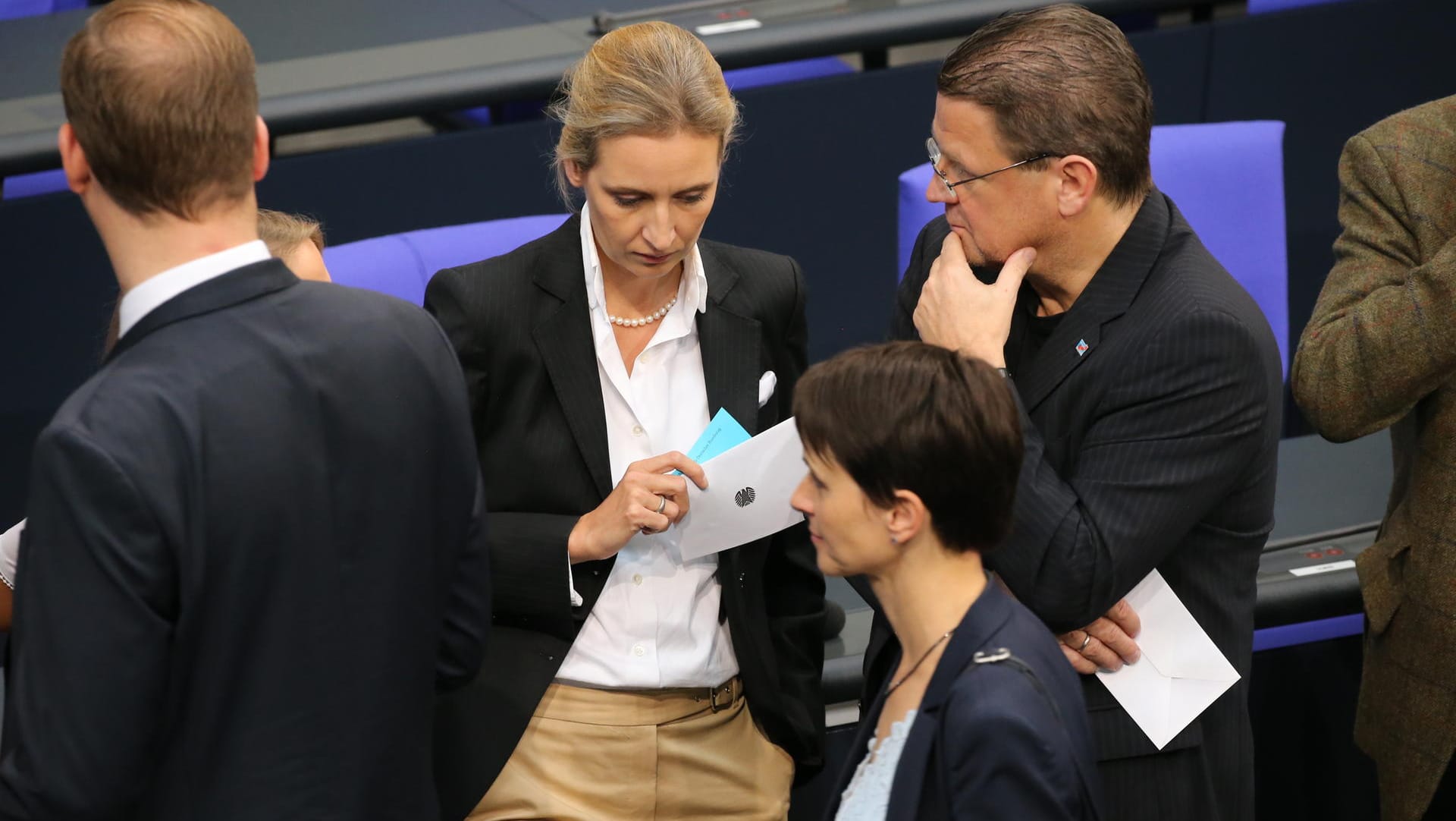Die fraktionslose Abgeordnete Frauke Petry (v) geht an der Co-Fraktionsvorsitzenden der AfD, Alice Weidel, vorbei.