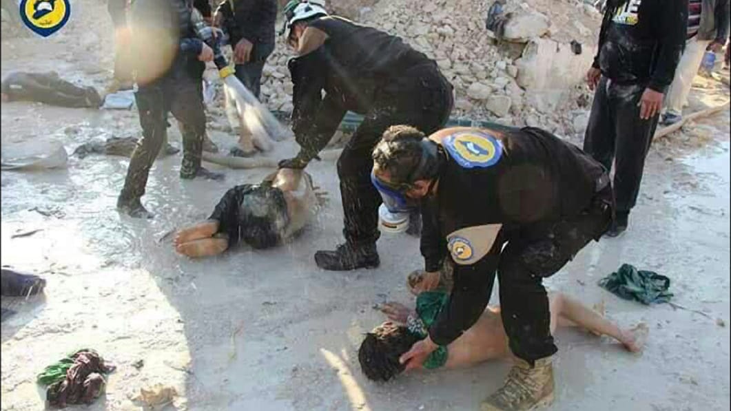 Freiwillige Helfer versorgen Opfer eines mutmaßlichen Giftgasangriffs in Syrien Freiwillige Helfer versorgen Opfer eines mutmaßlichen Giftgasangriffs in Syrien