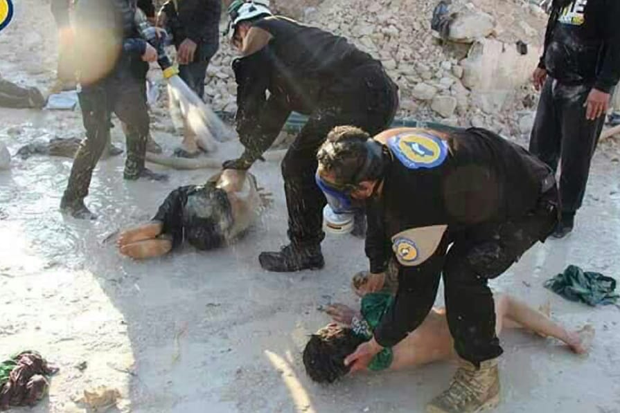 Freiwillige Helfer versorgen Opfer eines mutmaßlichen Giftgasangriffs in Syrien
