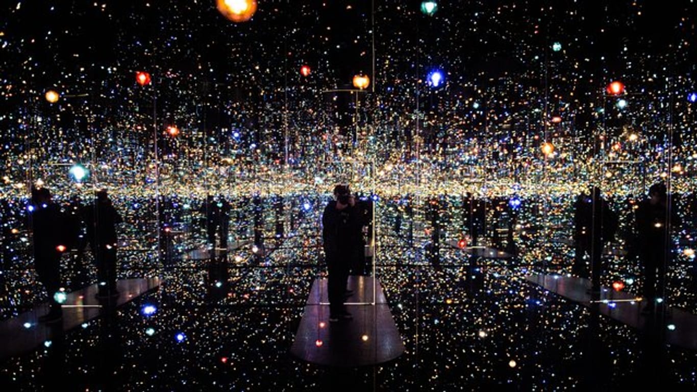 Die Kunstinstallation "Infinity Mirrored Room - The Souls of Millions of Light Years Away, 2013" gehört zur Ausstellung.