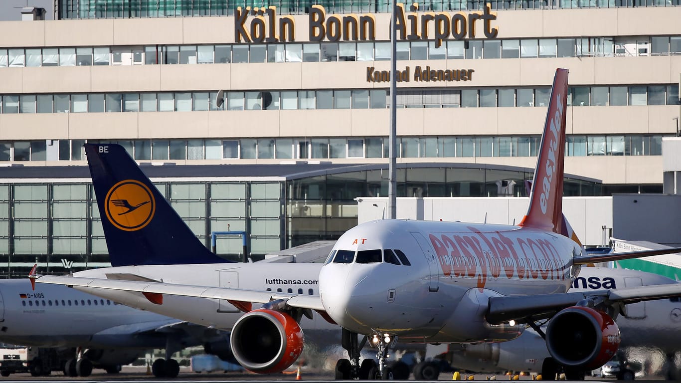 Zwei Passagierflugzeuge auf dem Flughafen Köln-Bonn