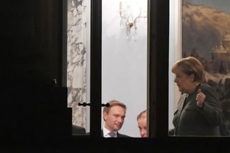 Bundeskanzlerin Angela Merkel (CDU), FDP-Parteichef Christian Lindner (l.) und Parteikollege Alexander Graf Lambsdorff bei den Sondierungsberatungen in der Parlamentarischen Gesellschaft in Berlin.