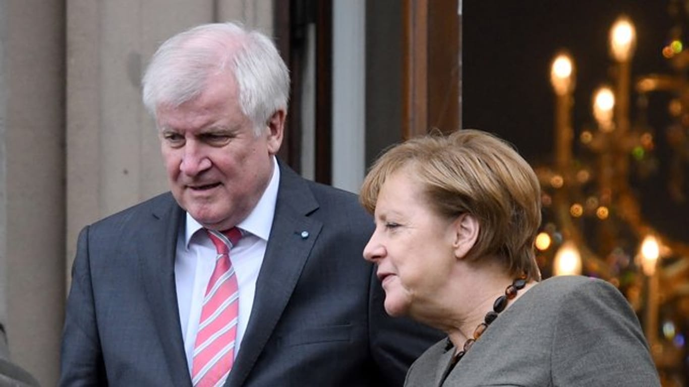 Bundeskanzlerin Merkel (CDU) und Bayerns Ministerpräsident Seehofer (CSU) in einer Verhandlungspause der Sondierungsgespräche.