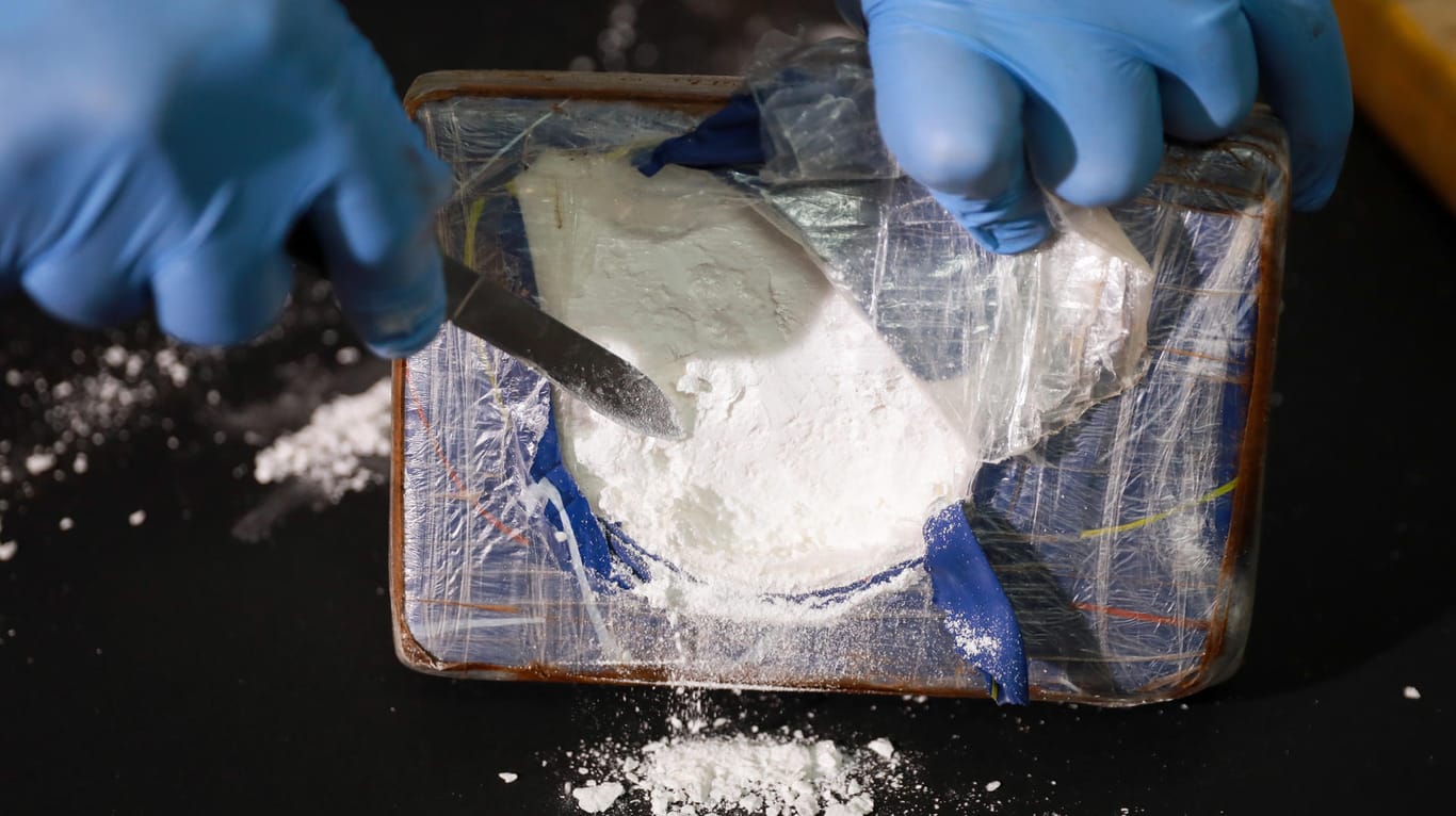 Ein Zollbeamter präsentiert Kokain.