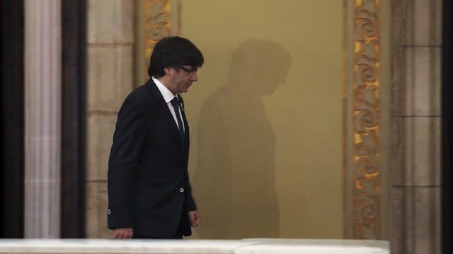 Zwischen allen Stühlen: Regionalregierungschef Carles Puigdemont auf dem Weg zum katalanischen Parlament in Barcelona. Zwischen allen Stühlen: Regionalregierungschef Carles Puigdemont auf dem Weg zum katalanischen Parlament in Barcelona.